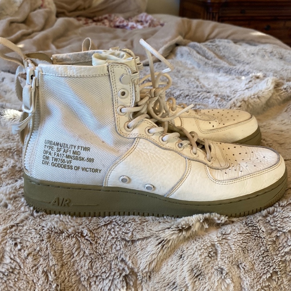 Mens white nike zip up boots size 9.5